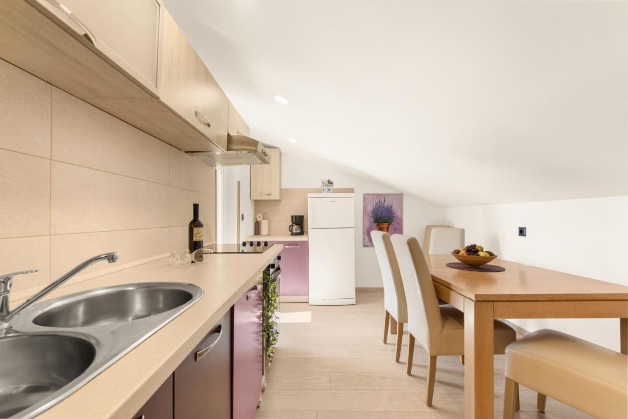 Apartman Dobrec โปเรช ภายนอก รูปภาพ